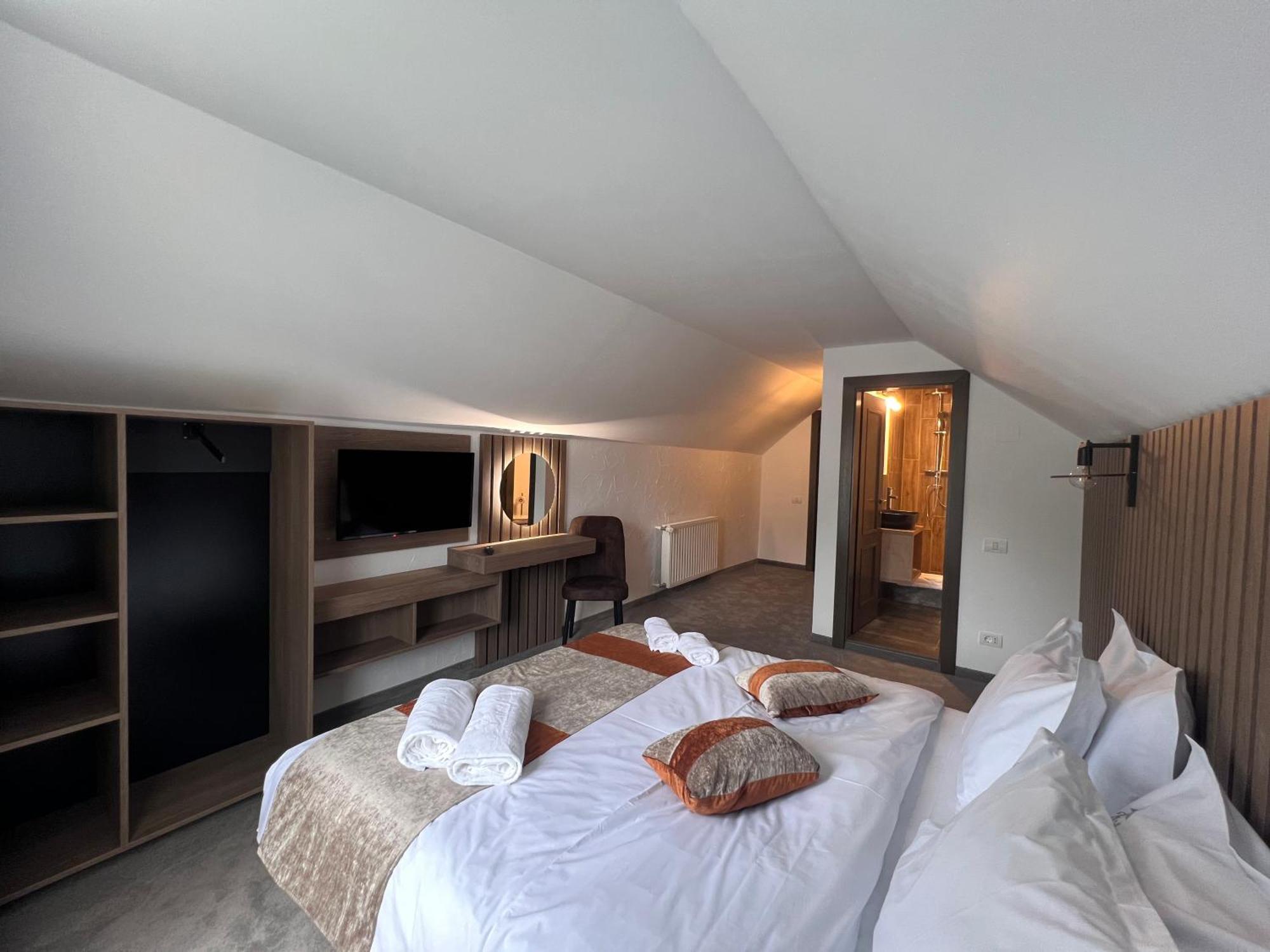 Hotel Regina Muntilor A Moeciu De Sus Esterno foto
