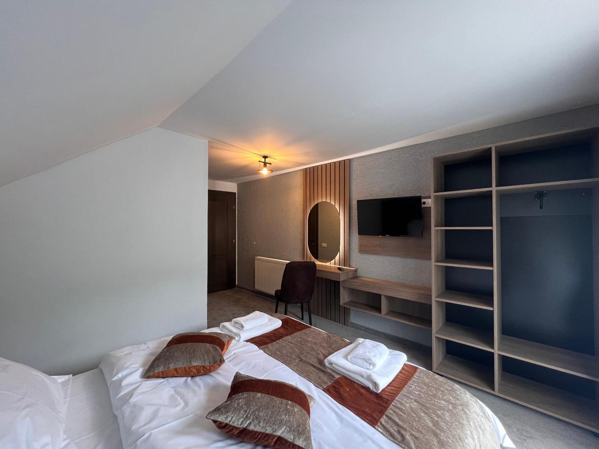Hotel Regina Muntilor A Moeciu De Sus Esterno foto